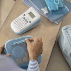 Ruban Brother Btag-L31 12 mm - Texte noir sur fond bleu clair - Mesures 12 mm x 4 mètres - Convient pour PTN10, PTN20, PTN25BT