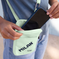 Petit sac bandoulière Milan Collection 430 - Dimensions 19 x 2,3 x 12,8 cm - Fermeture éclair - Mousqueton en aluminium - Vert