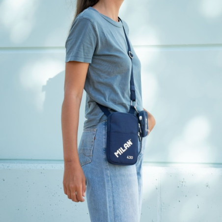 Petit sac bandoulière Milan Collection 430 - Dimensions 19 x 2,3 x 12,8 cm - Fermeture éclair - Mousqueton en aluminium - Bleu