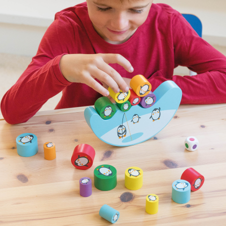 Apli Penguin Balancing Game - 16 pièces en bois de haute qualité - Base en forme d'iceberg - Dés avec couleurs - 3 tailles de