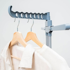 Étendoir à linge vertical extensible Innovagoods Dolver XL avec roulettes - 30 barres - Supporte jusqu'à 45 kg - Pliable - 2