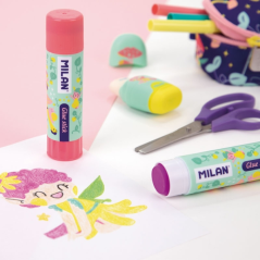 Présentoir de 12 bâtons de colle Milan Fairy Tale (21 g) - Multi-usages - Multi-surfaces - Sans solvant - Usage scolaire - Rose