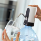 Distributeur d'eau automatique Innovagoods - Sans BPA - Rechargeable par USB - Compatible avec les bouteilles d'eau