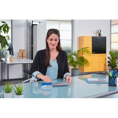 Agrafeuse de bureau Novus Evolution E15 - Jusqu'à 15 feuilles - Agrafage serré et tapotement - Comprend 200 agrafes n° 10 - Bleu