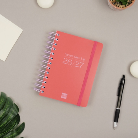 Agenda scolaire Finocam Cosmo Flex 26/27 en catalan - 1 jour par page - Format 8vo - 120 x 169 mm - Couverture en polypropylène