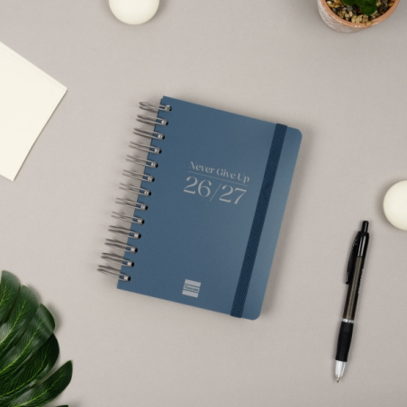 Agenda scolaire Finocam Cosmo Flex 26/27 en catalan - 1 jour par page - Format 8vo - 120 x 169 mm - Couverture en polypropylène