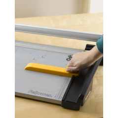 Fellowes Atom Cizalla de Papel - Formato A3 - Pinza - Antideslizante - Guias de Corte - Cuchilla Autoafilable - Capacidad de Cor
