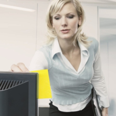 Cube Post-It de 450 notes autocollantes repositionnables - Forme carrée - 76 x 76 mm - Jaune clair