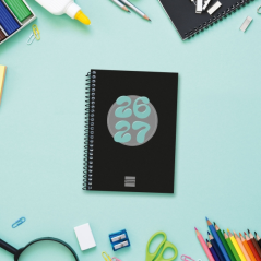 Agenda scolaire Finocam Cool 26/27 - 1 jour par page - Format 8º - 120 x 164 mm - Couverture cartonnée lignée - Papier 80 g/m² -