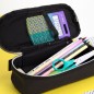 Trousse ovale Milan Sunset - Compartiment intérieur en maille - Tissu indéchirable - Dimensions 20,5x9x5,5 cm - Couleur Noir