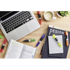 surligneurs colorés bureau ordinateur livres