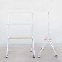 Support de sol Tooq iLove avec roulettes pour écrans 49-80" - Plateau inférieur polyvalent - Roues avec système de verrouillage