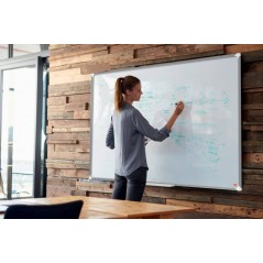 ✅ Nobo Premium Plus Tableau Blanc Magnétique Panoramique Acier Laqué 1220x690mm - Montage en Angle - Blanc cou en stock
