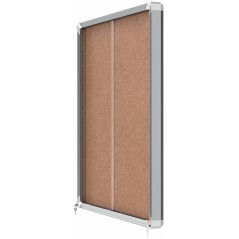 ✅ Nobo Vitrine Intérieure pour 12 Feuilles A4 avec Surface en Liège et Porte Coulissante - 997x972x54mm - Pann en stock