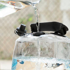 Kettlebell à eau Innovagoods Fibell - Capacité 10 L - Guide d'exercices - Gonflable - Pompe incluse - Poids ajustable - Compacte