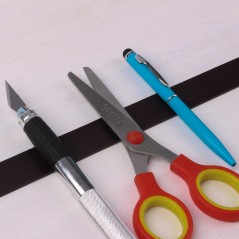 Apli Ruban Adhésif Magnétique 19mm x 1m - Facile à Couper et à Coller - Idéal pour l'Artisanat et l'Organisation - Noir