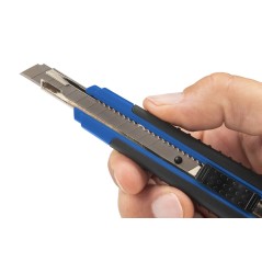 Dahle 10870 Cutter polyvalent avec lame de 9 mm - Mécanisme de verrouillage automatique - Guide en métal