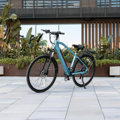 Vélo électrique bleu clair