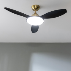 ventilateur de plafond doré et noir à LED