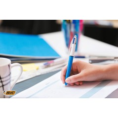 stylo bille Bic bleu main