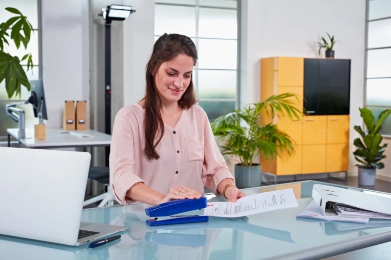 Agrafeuse de bureau Novus B 7A + boîte de 200 agrafes 24/6 - Agrafe jusqu'à 30 feuilles - Agrafes fermées, ouvertes et clouées - Bleu