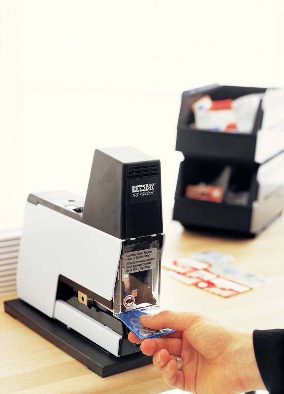 Agrafeuse Électrique Rapid Classic 105E - 50 Feuilles - Agrafage Emballage et Bureau - 66 Agrafes - Connexion Série - Blanc/Noir