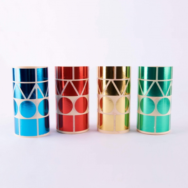 Apli Pack de 4 Rouleaux de Gomets Métalliques Géométriques Assortis - 4 324 Gomets - Faciles à Séparer - Idéal pour les Crèches - Haute Qualité et Sécurité - Couleurs Assorties