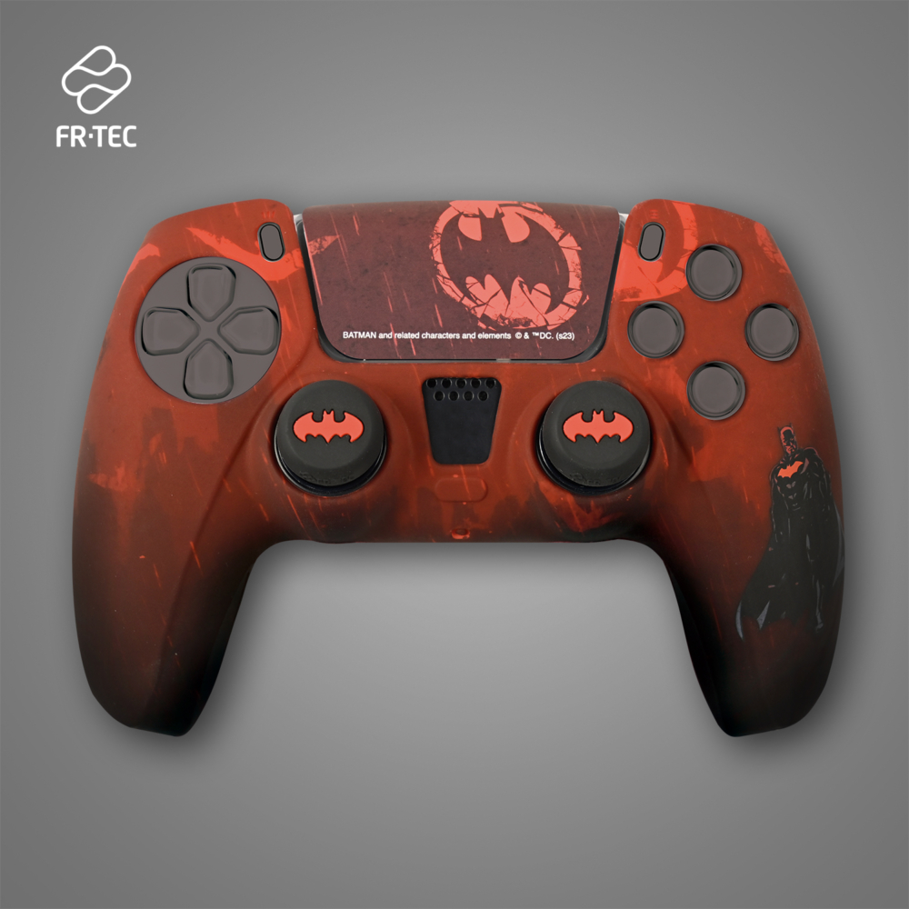 FR-TEC Pack Officiel Batman Coque en Silicone + Grips pour Joysticks pour Dualsense - Design Inspiré des Comics - Autocollant pour le Touchpad - Couleur Rouge