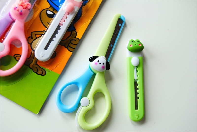LOT de 12 Ciseaux et cutter pour enfants Bismark - Manches en plastique - Pointe Roma - 3 modèles assortis