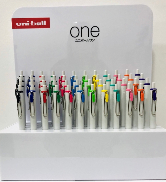 LOT de 48 Uni-ball UMN-S-07 ONE Présentoir de 48 stylos à encre liquide - Pointe bille 0,7 mm - Écriture ultra fluide - Prise en main douce et confortable - 18 couleurs vives - Couleurs assorties