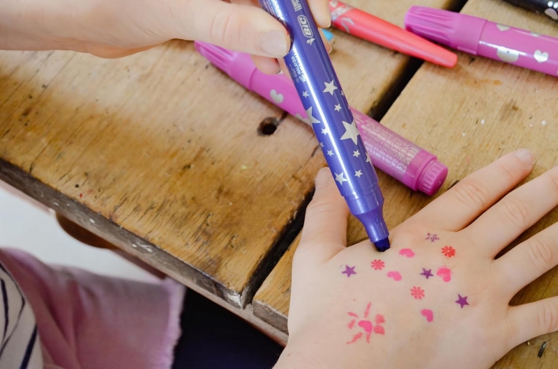 Lot de 5 marqueurs pour tatouages temporaires Bic Kids - Encre testée dermatologiquement et sans parfum - Couleurs assorties