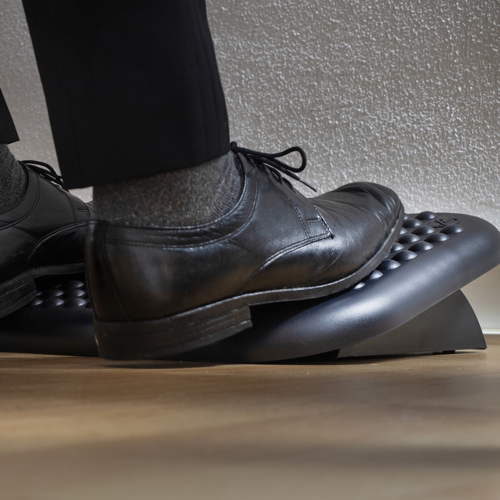 NGS Footnest Repose-pieds ergonomique et réglable en hauteur - Inclinaison de 0º à 15º - Large surface d'appui - Antidérapant - Couleur noire