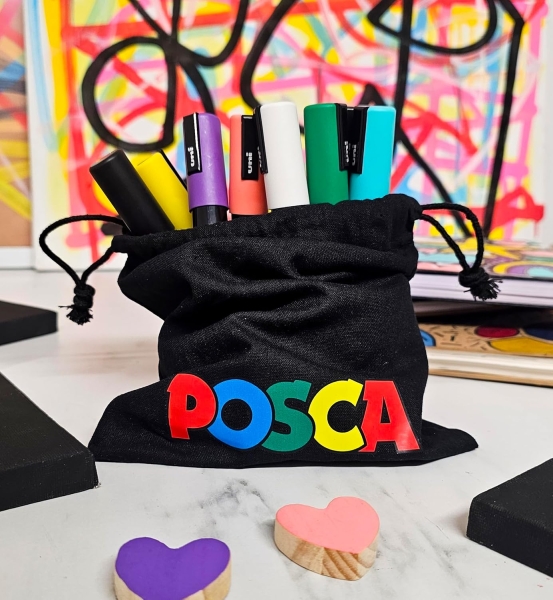 Posca Edition Limitée Pack de 8 Marqueurs Peinture PC5M + Sac Cadeau en Tissu - Pointe Arrondie 1,8-2,5 mm - Encre à Base d'Eau - Couleurs Assorties
