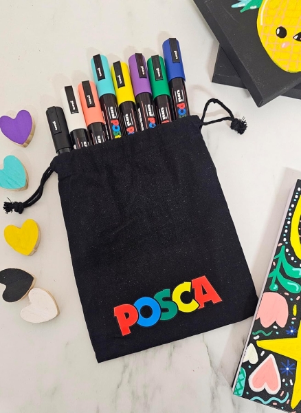 Posca Edition Limitée Pack de 8 Marqueurs Peinture PC5M + Sac Cadeau en Tissu - Pointe Arrondie 1,8-2,5 mm - Encre à Base d'Eau - Couleurs Assorties