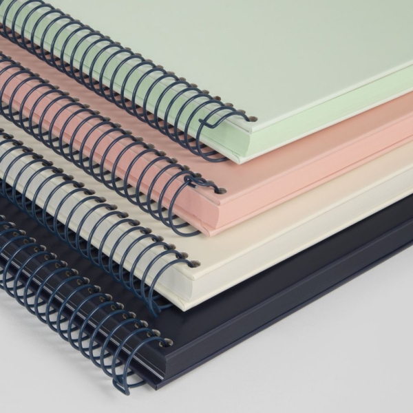 Série Milan 1918 Pack de 4 Cahiers à Spirale Format A4 Grille 5x5mm - 80 Feuilles de 95 gr/m2 - Micro-perforés, 4 Trous - Couleurs Assorties