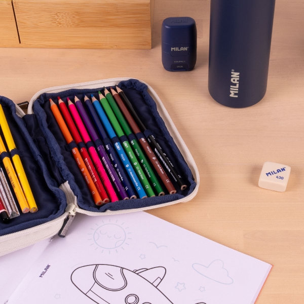Trousse à crayons à deux niveaux Milan Collection 430 avec 2 gommes, un taille-crayon, un crayon, un stylo à bille P1 Touch Blue, une règle, 12 crayons de couleur et 18 marqueurs - Beige