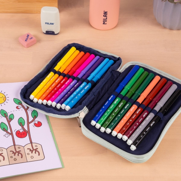 Trousse à crayons à deux niveaux Milan Collection 430 avec 2 gommes, un taille-crayon, un crayon, un stylo à bille P1 Touch Blue, une règle, 12 crayons de couleur et 18 marqueurs - Vert