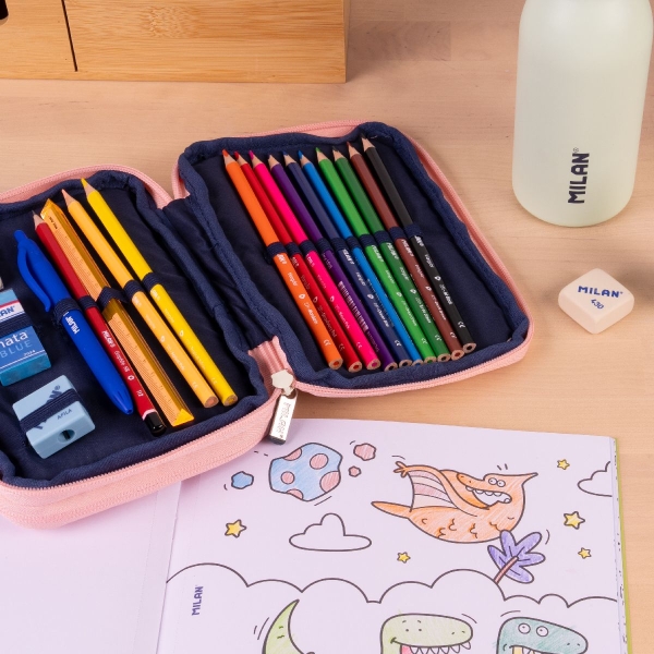 Trousse à crayons Milan Collection 430 à 2 niveaux avec 2 gommes, un taille-crayon, un crayon, un stylo à bille P1 Touch Blue, une règle, 12 crayons de couleur et 18 marqueurs - Rose